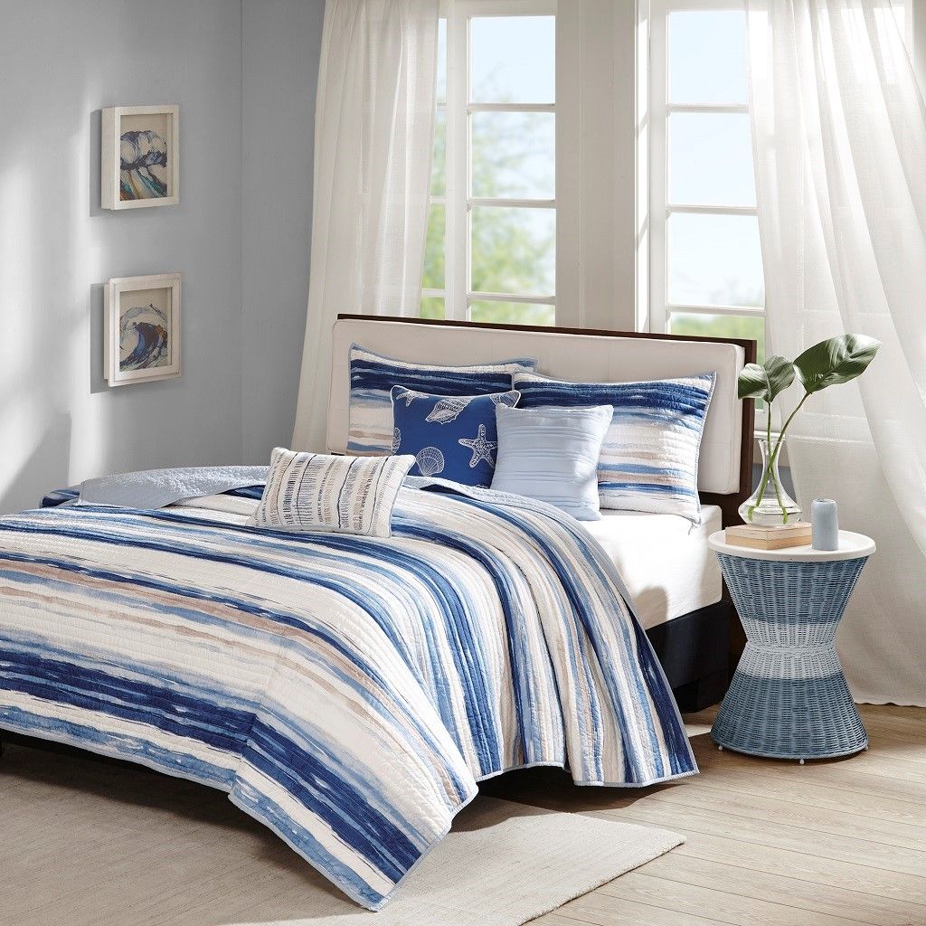 6 Piece Printed Quilt Set with Throw Pillows Blue King/Cal King
