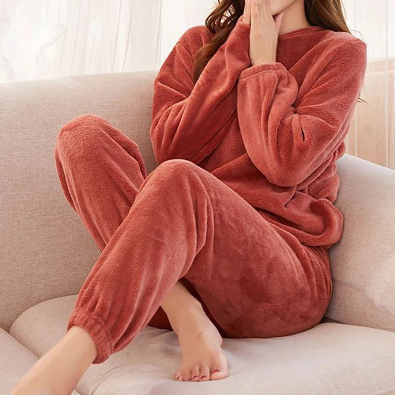 Cozy up in this Women Velvet Pajama Set Comfortable Loose Top and Elastic Waist Pants Warm Casual Sleepwear for ultimate comfort.